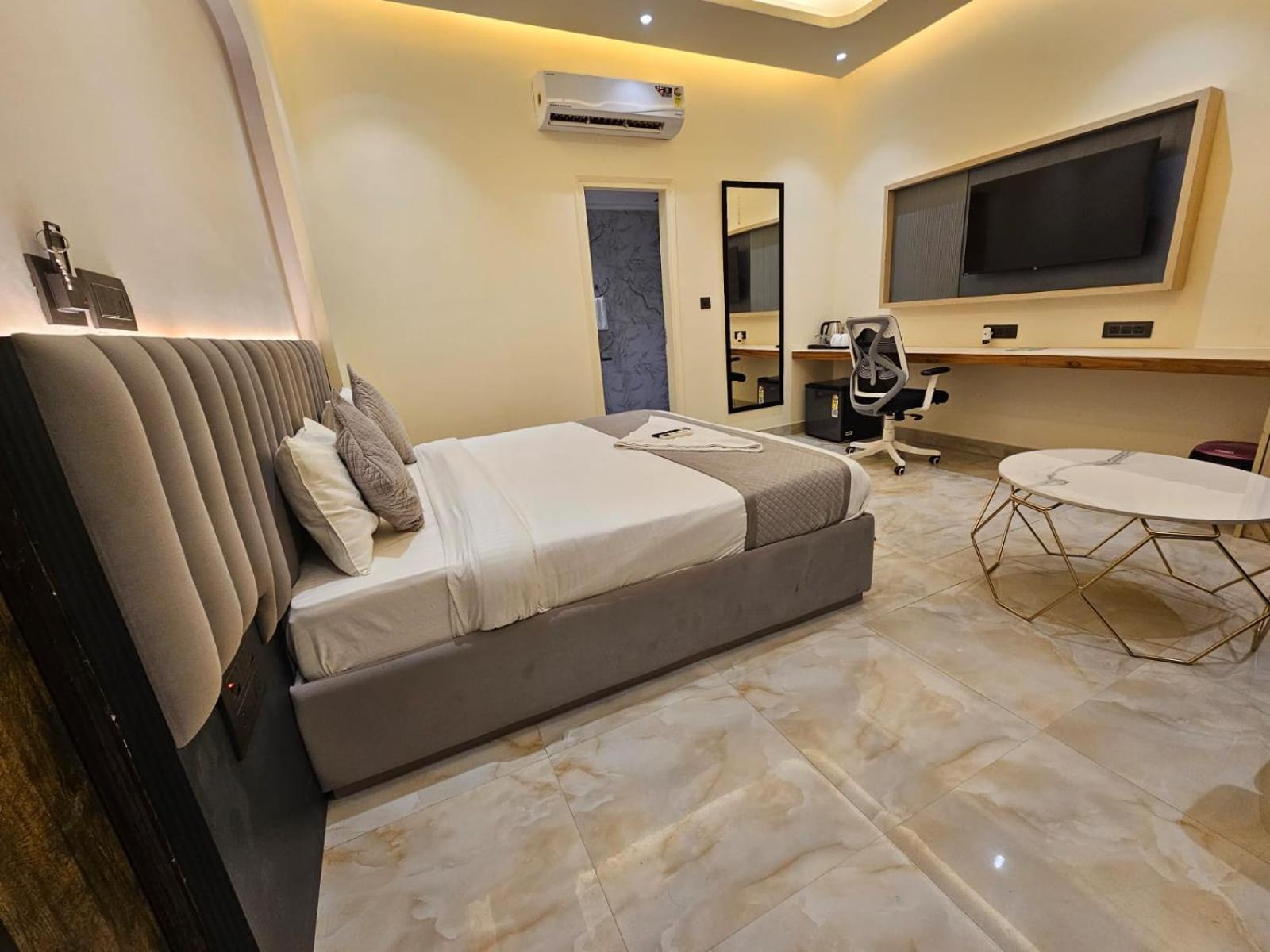 Hotel The Glass House Greater Noida Buitenkant foto
