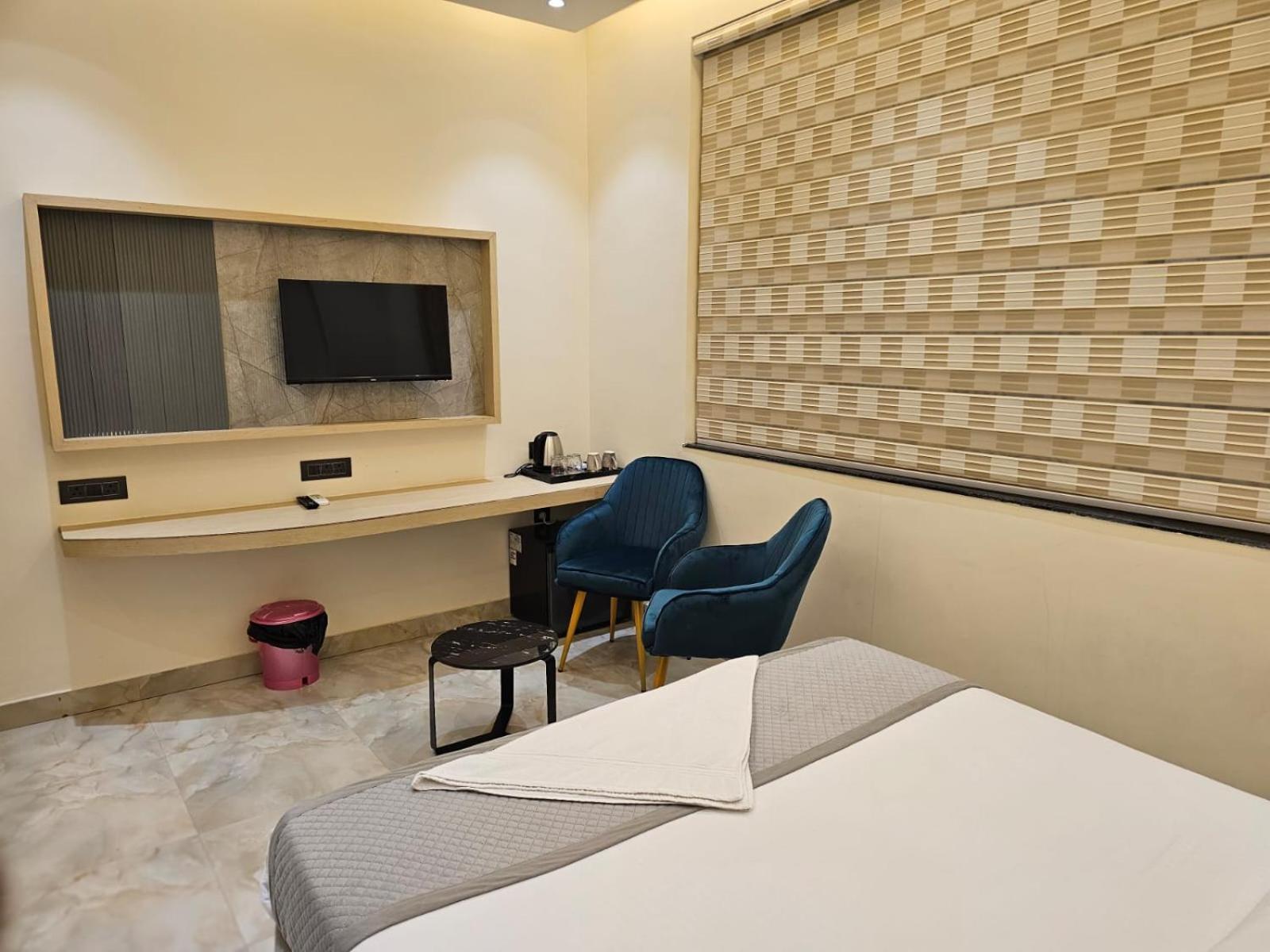 Hotel The Glass House Greater Noida Buitenkant foto
