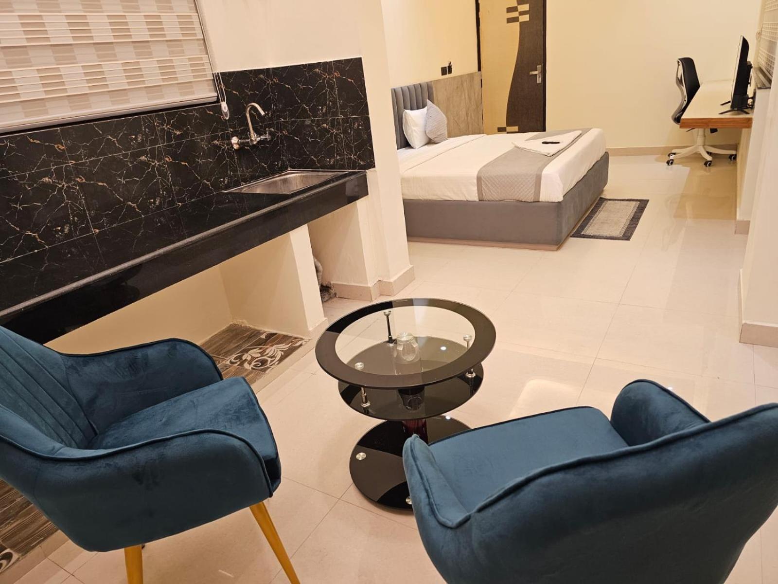 Hotel The Glass House Greater Noida Buitenkant foto