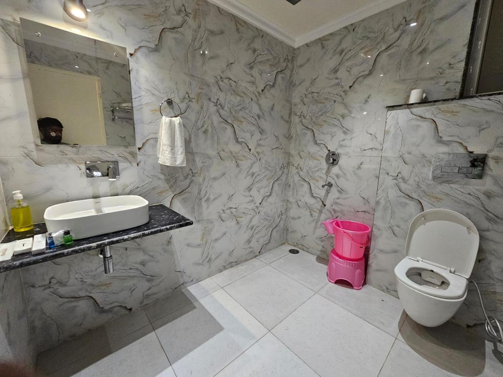 Hotel The Glass House Greater Noida Buitenkant foto