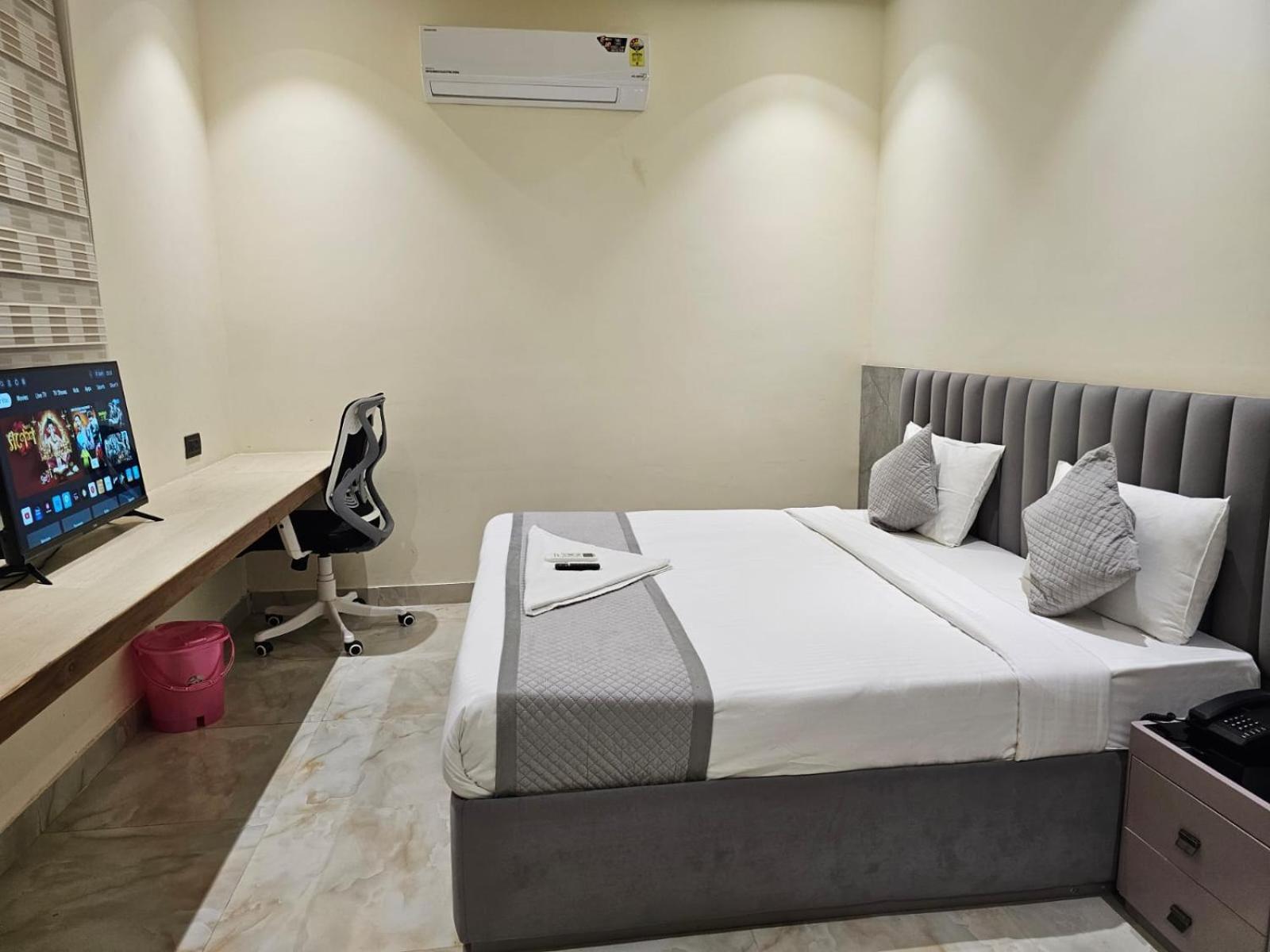 Hotel The Glass House Greater Noida Buitenkant foto