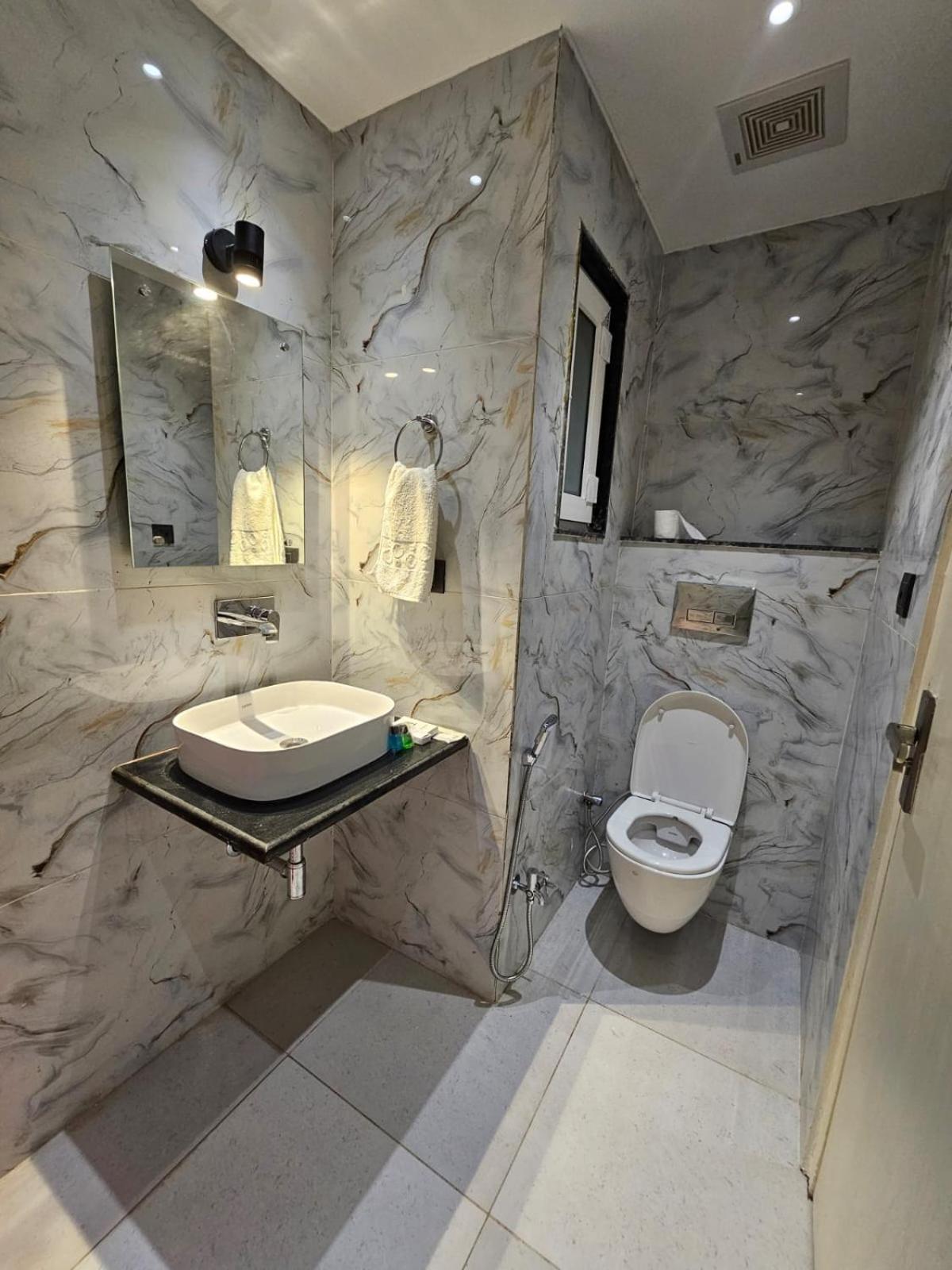Hotel The Glass House Greater Noida Buitenkant foto