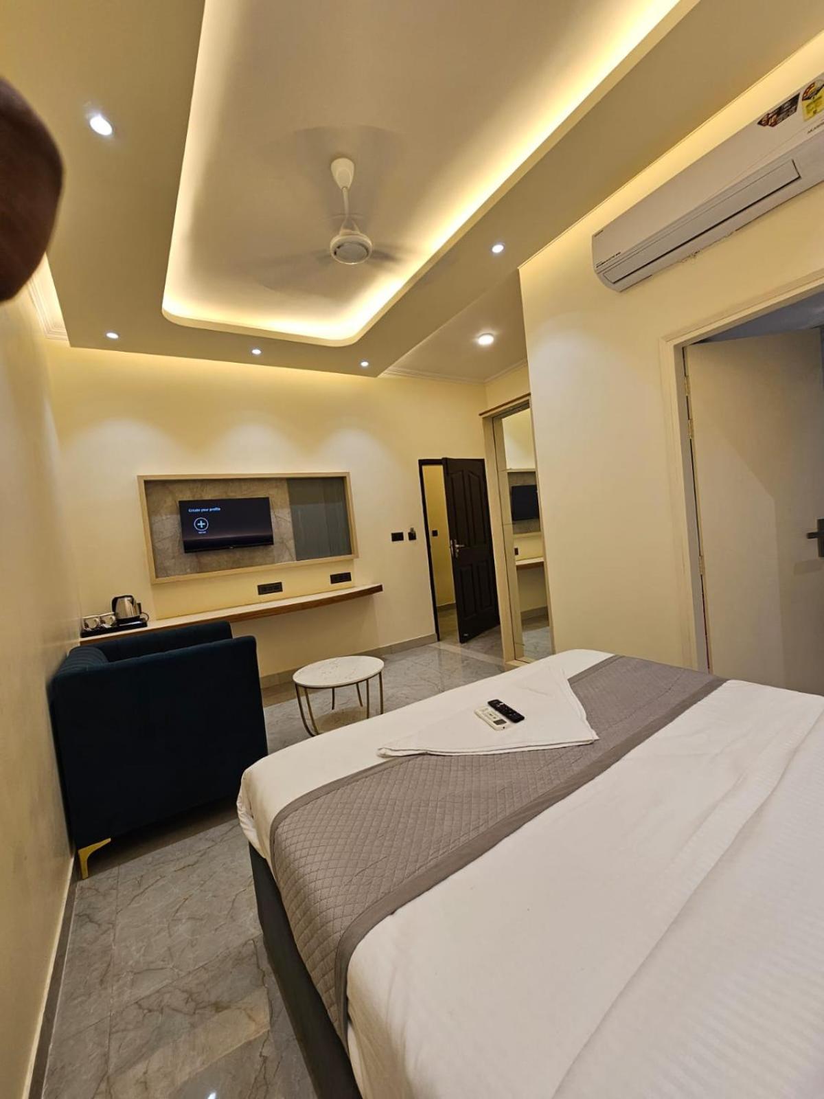 Hotel The Glass House Greater Noida Buitenkant foto
