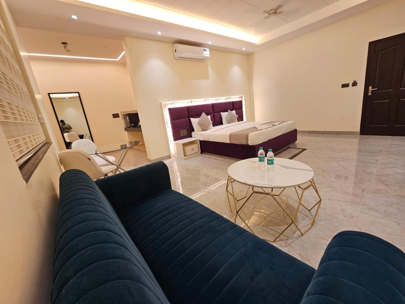 Hotel The Glass House Greater Noida Buitenkant foto