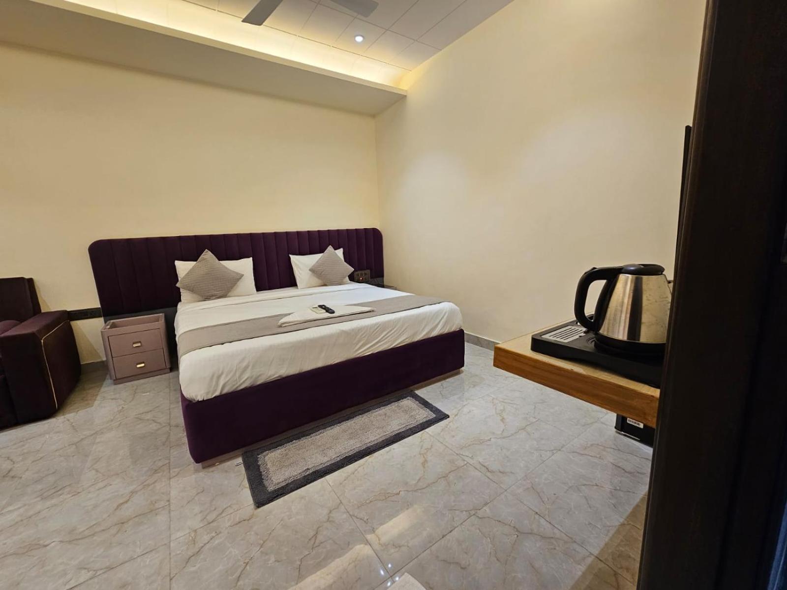 Hotel The Glass House Greater Noida Buitenkant foto