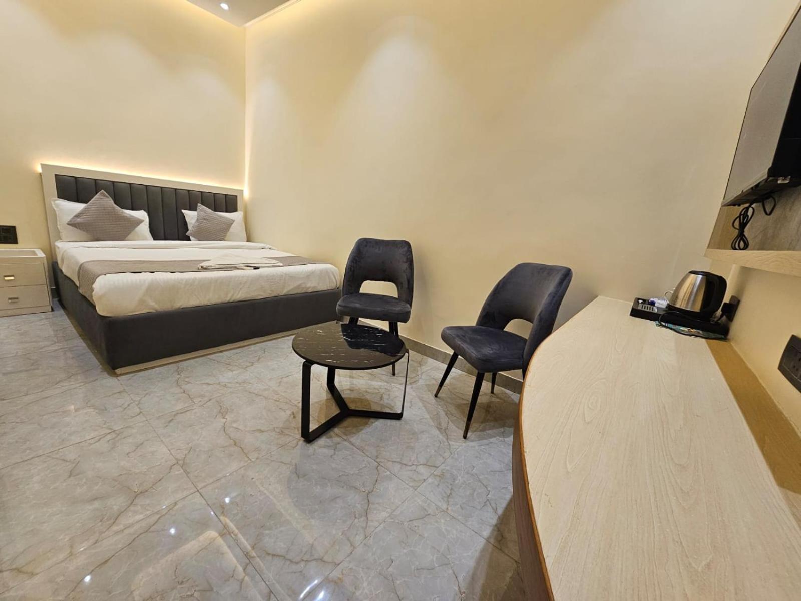 Hotel The Glass House Greater Noida Buitenkant foto