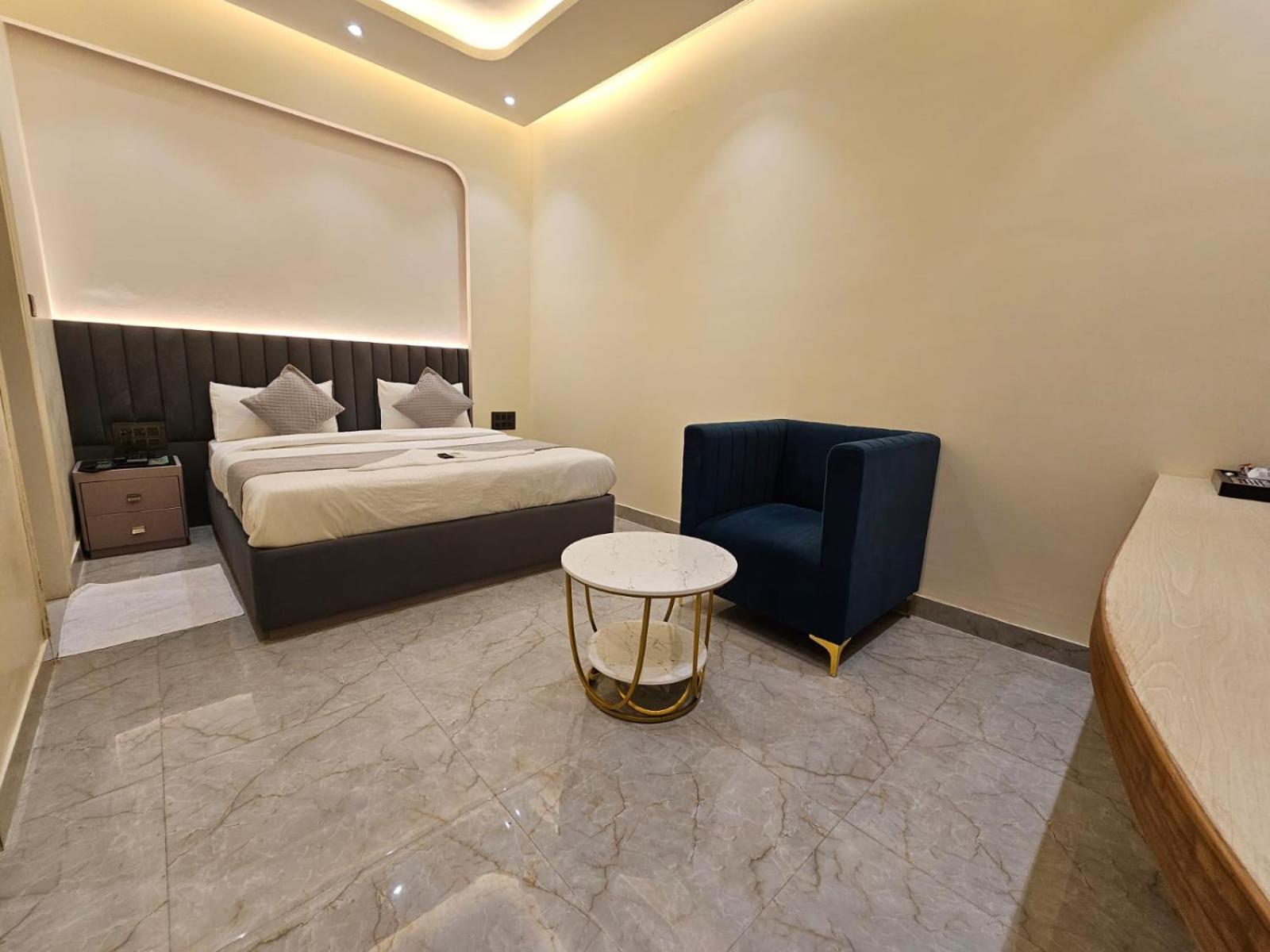Hotel The Glass House Greater Noida Buitenkant foto