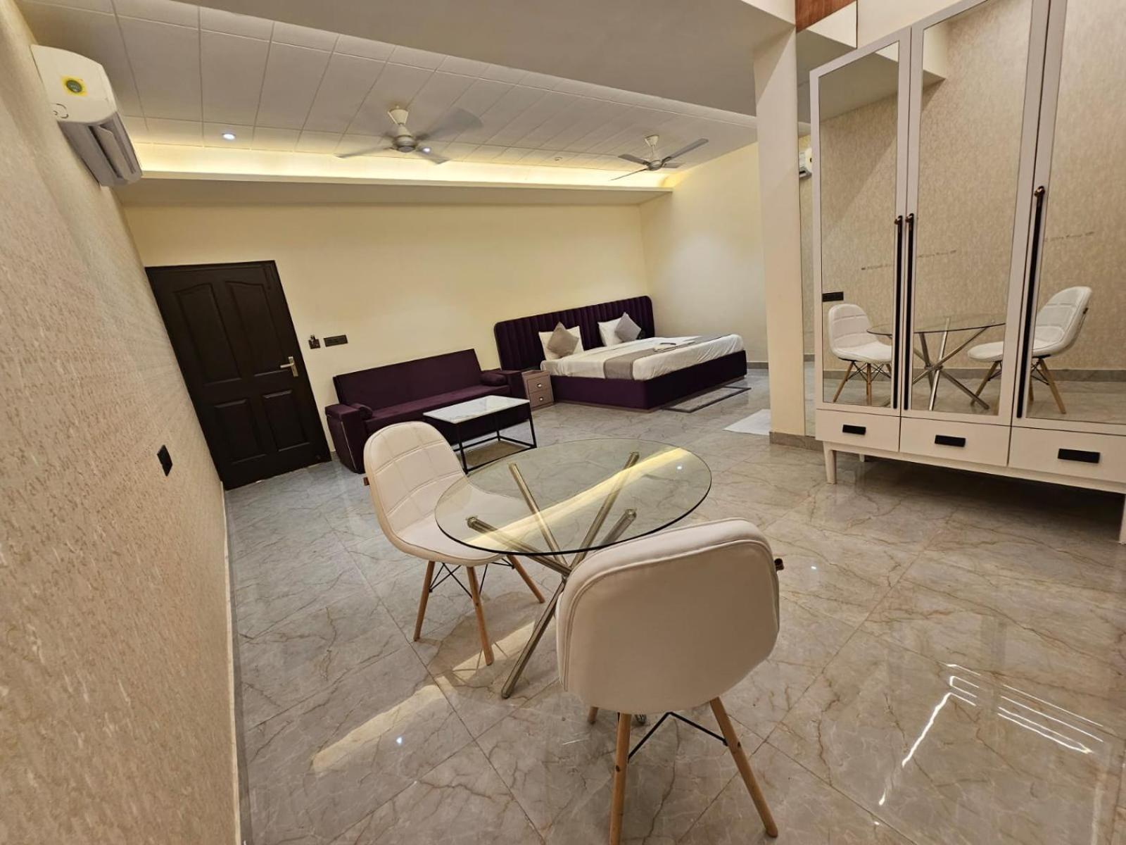 Hotel The Glass House Greater Noida Buitenkant foto