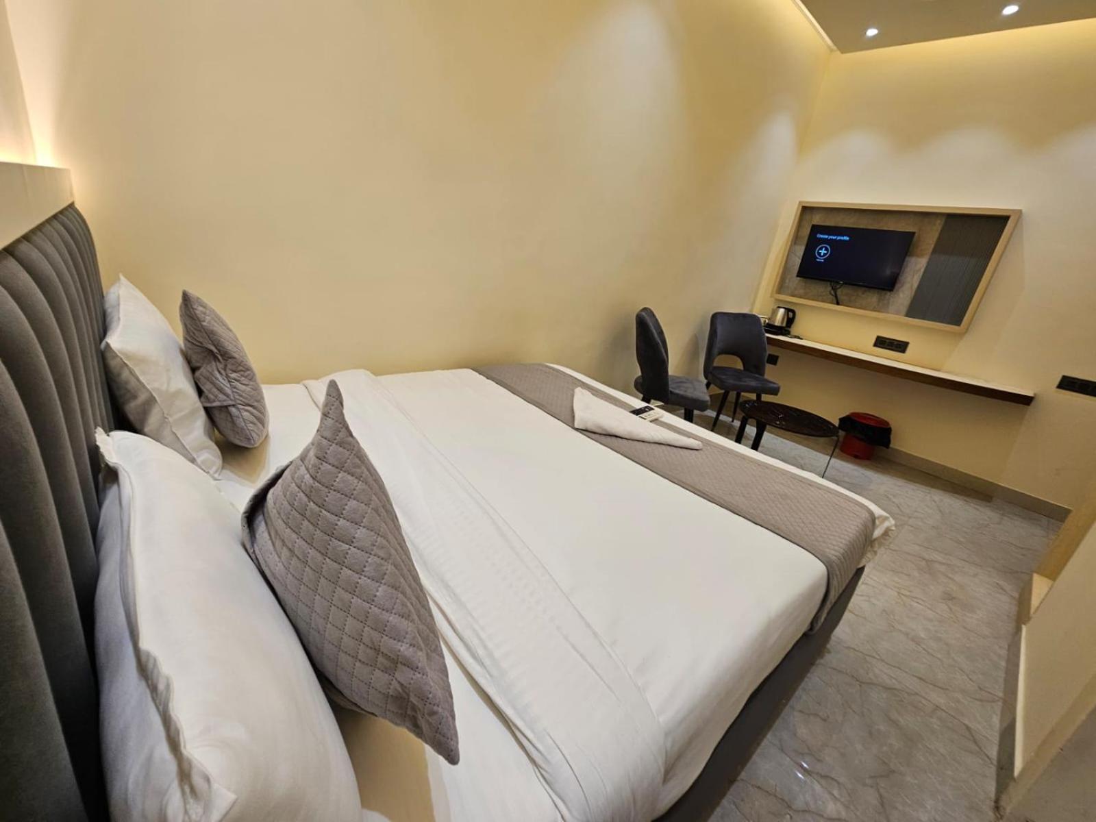 Hotel The Glass House Greater Noida Buitenkant foto