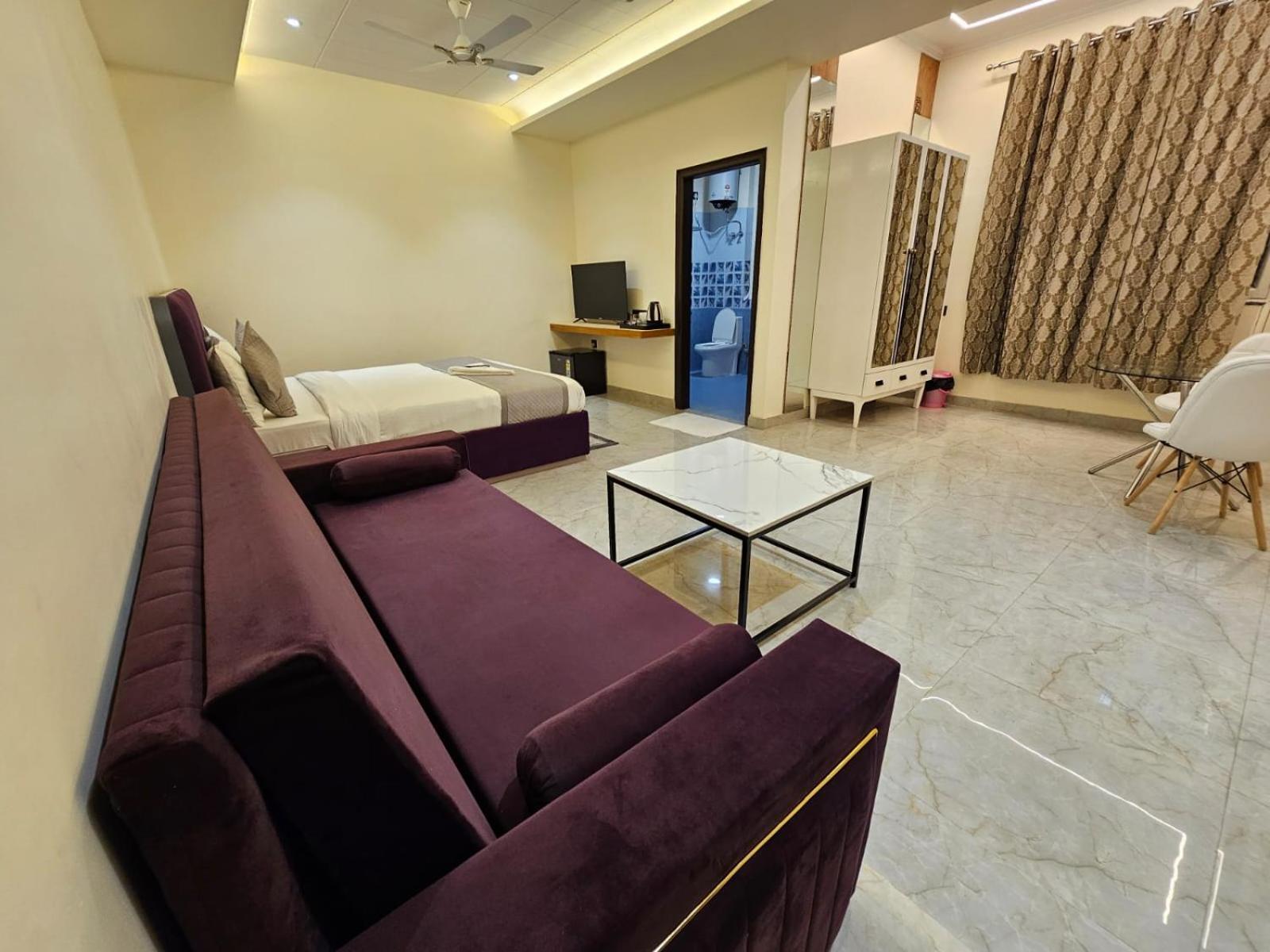 Hotel The Glass House Greater Noida Buitenkant foto